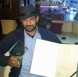 حاتم الإمام يحمل الجائزة