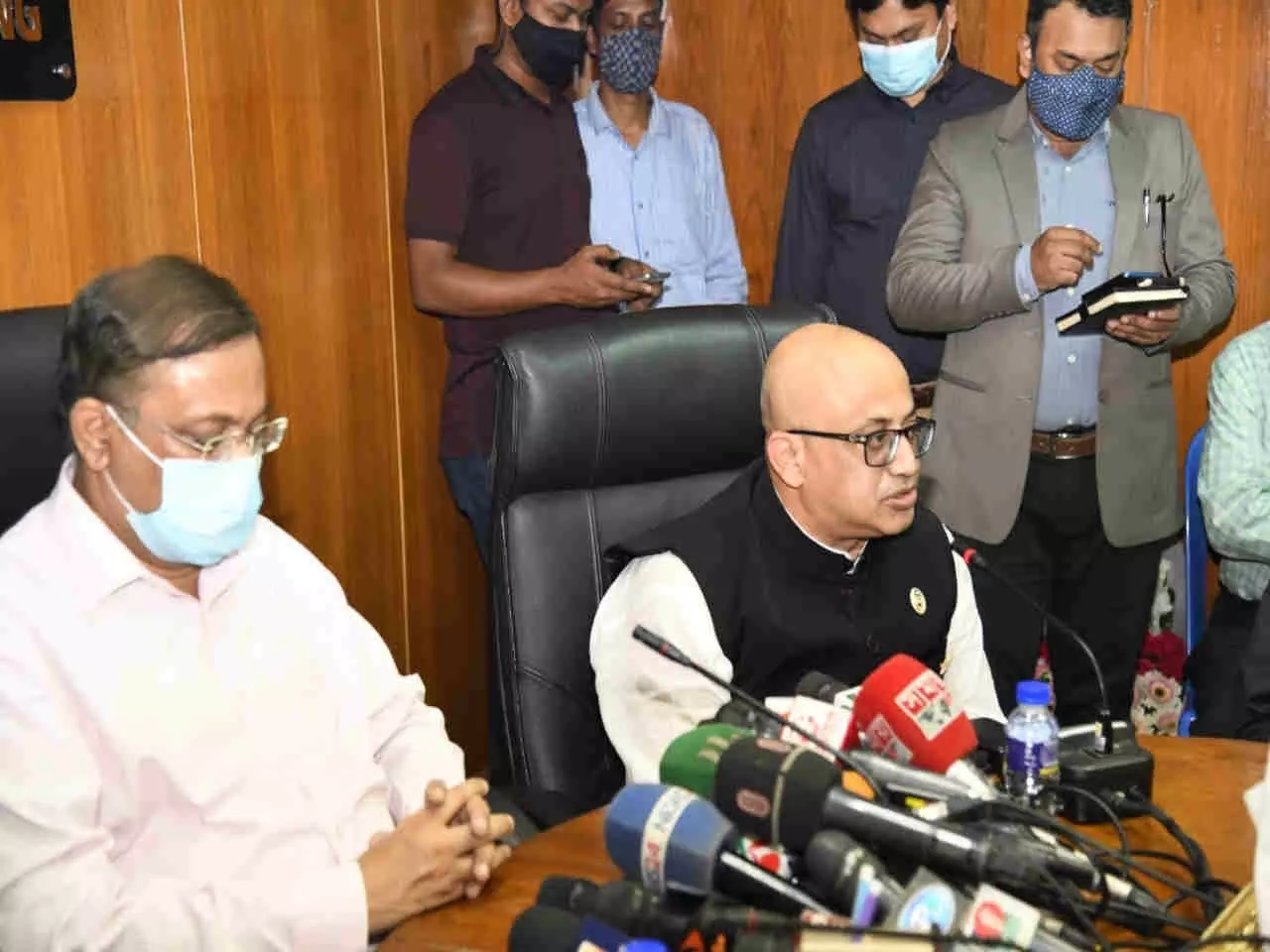 وزير الإعلام مراد حسن (يمين)